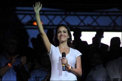 36714_la-candidate-de-l-opposition-maria-corina-machado-a-los-teques-venezuela-le-23-septembre-2010.jpg